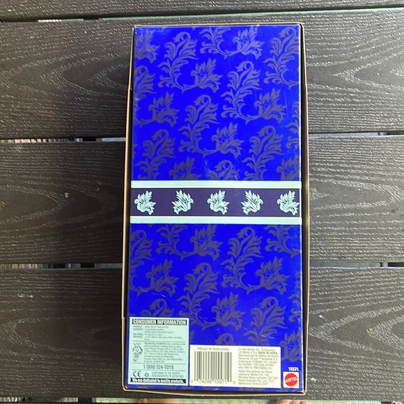 -- NRFB Vintage 1995 AVON ~ Winter Velvet Barbie Doll ❄️ - Picture 10 of 16